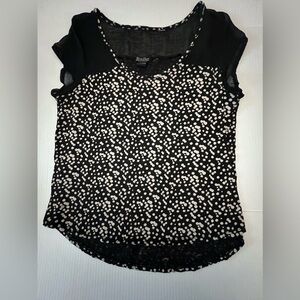 LUCKY BRAND WOMEN’S LARGE BLACK w/WHITE DOT DESIGNS TOP. SHORT CAP SLEEVES.